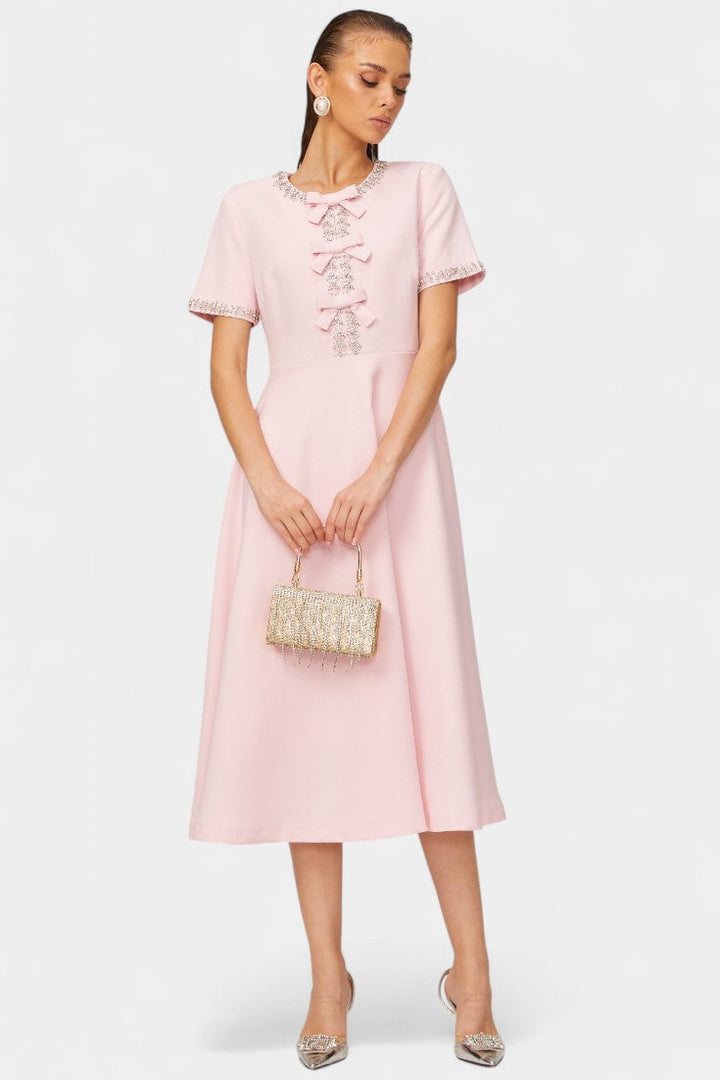 Linda Midi Suknelė su Kristalų Juostele ir Elegantiškais Akcentais